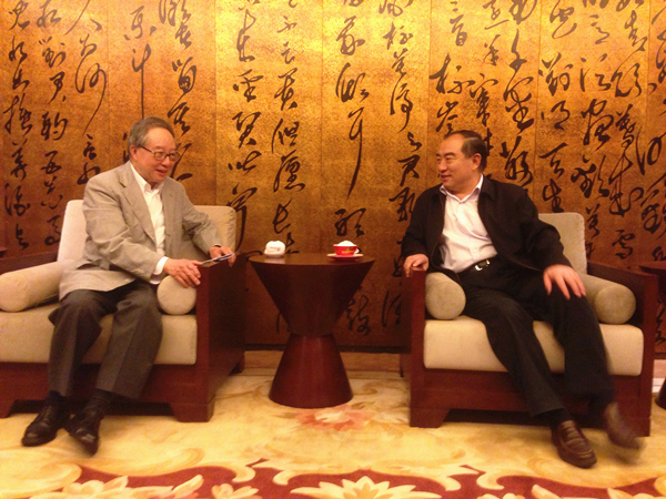 贾益民校长与杜祖贻校董会谈