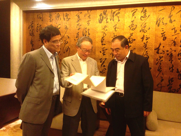 贾益民校长、张禹东副校长与杜祖贻校董探讨四端文物馆建设事宜