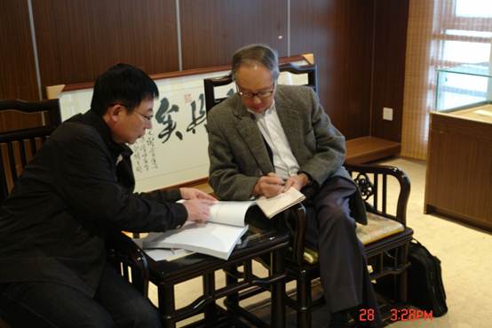 杜祖貽校董對四端文物紀念文集做相關指示