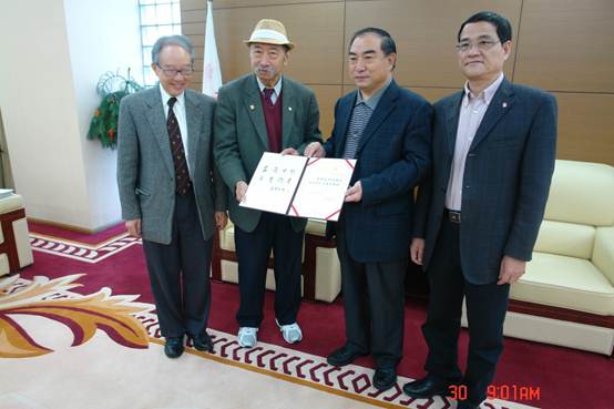 麥繼強教授接受賈益民校長之客座教授聘書