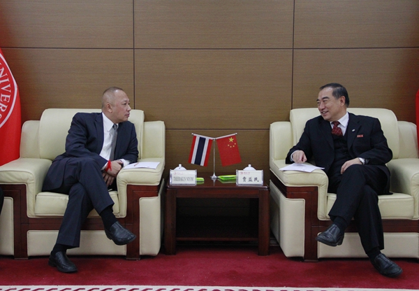 贾益民和醍乐堃交谈
